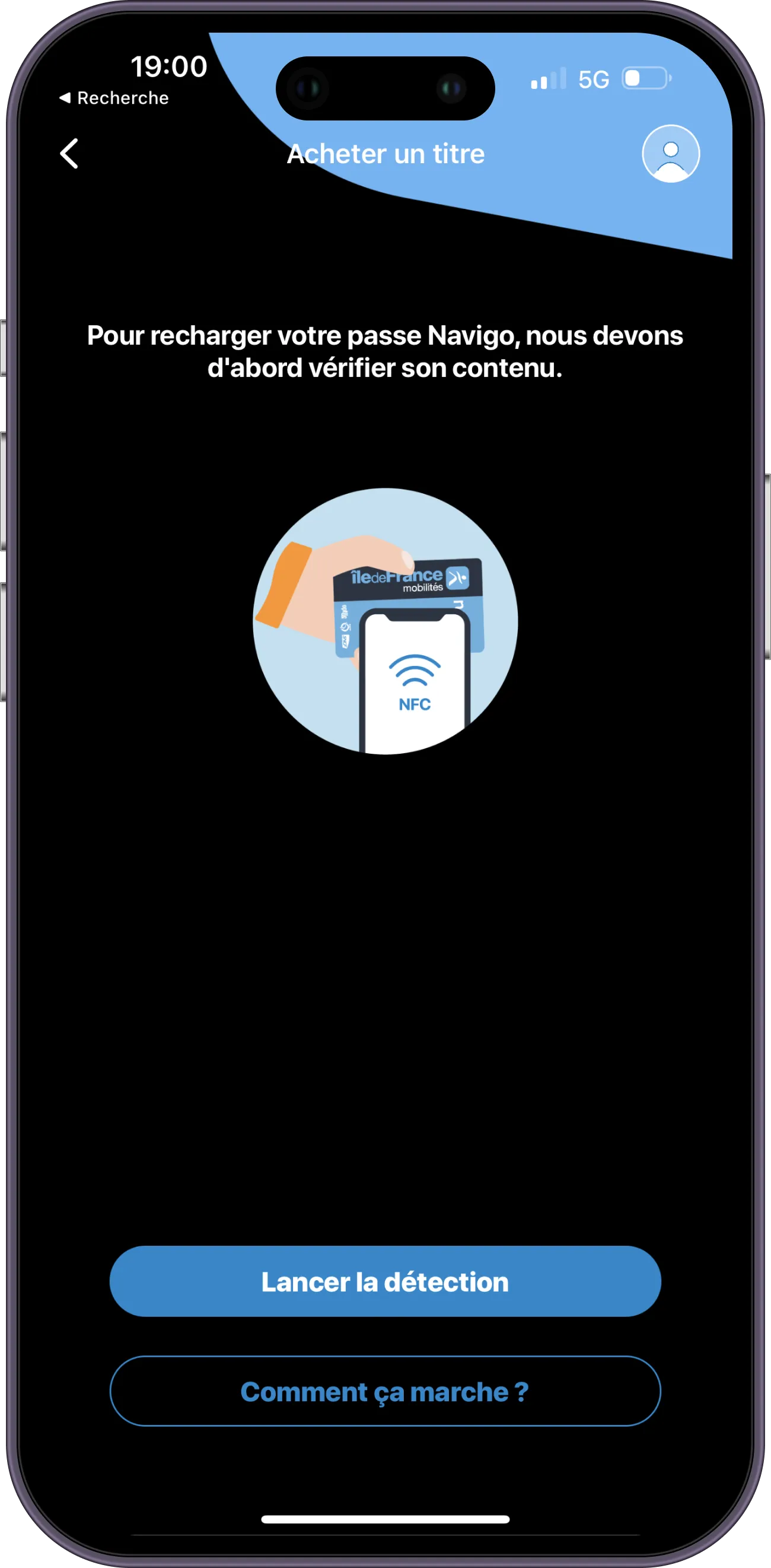 Placez votre pass Navigo au dos de votre téléphone. Placez votre pass Navigo au dos de votre téléphone.