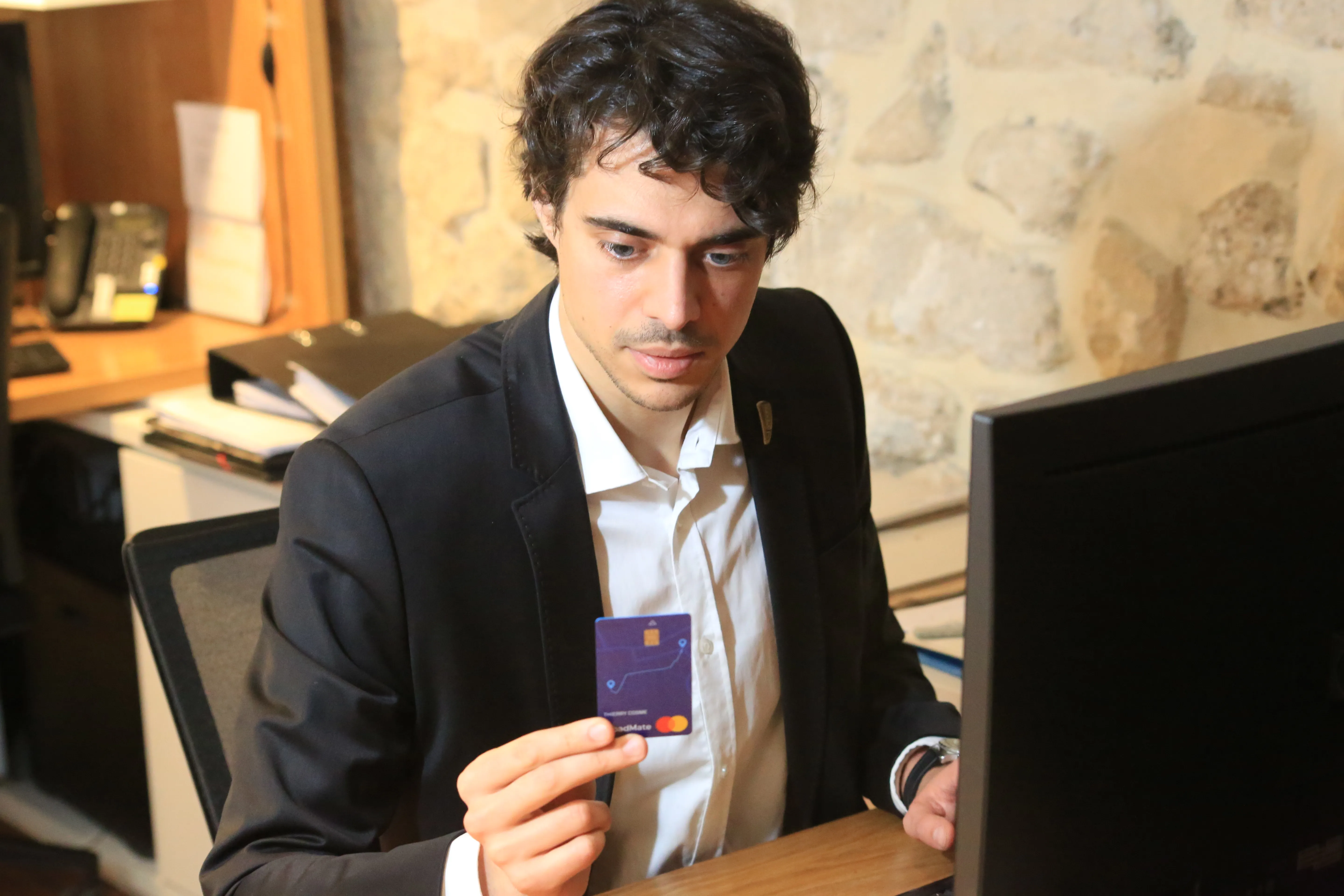 Un gestionnaire RH consultant la carte RoadMate Un gestionnaire RH consultant la carte RoadMate
