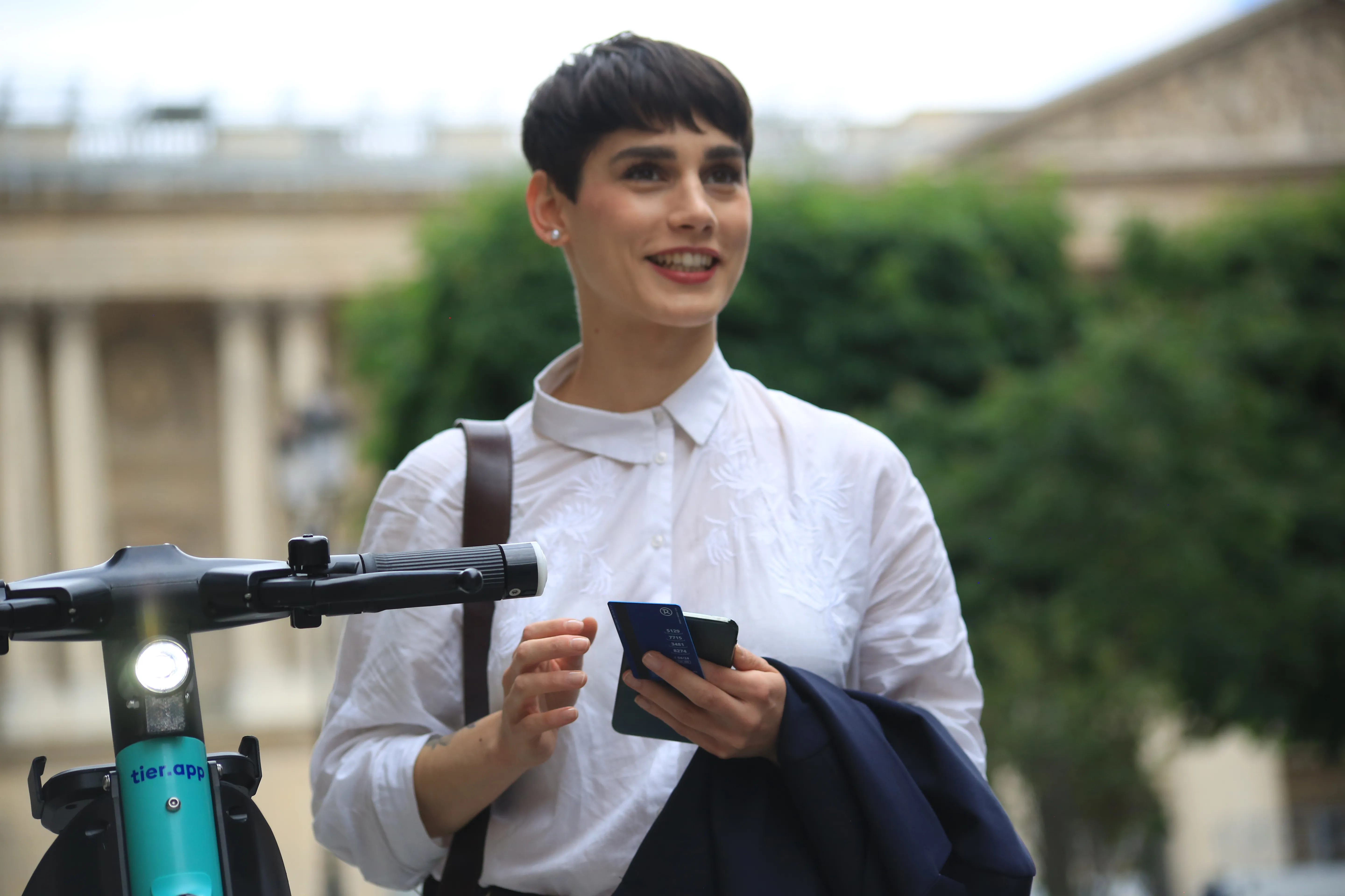Une utilisatrice utilisant sa carte RoadMate Une utilisatrice utilisant sa carte RoadMate