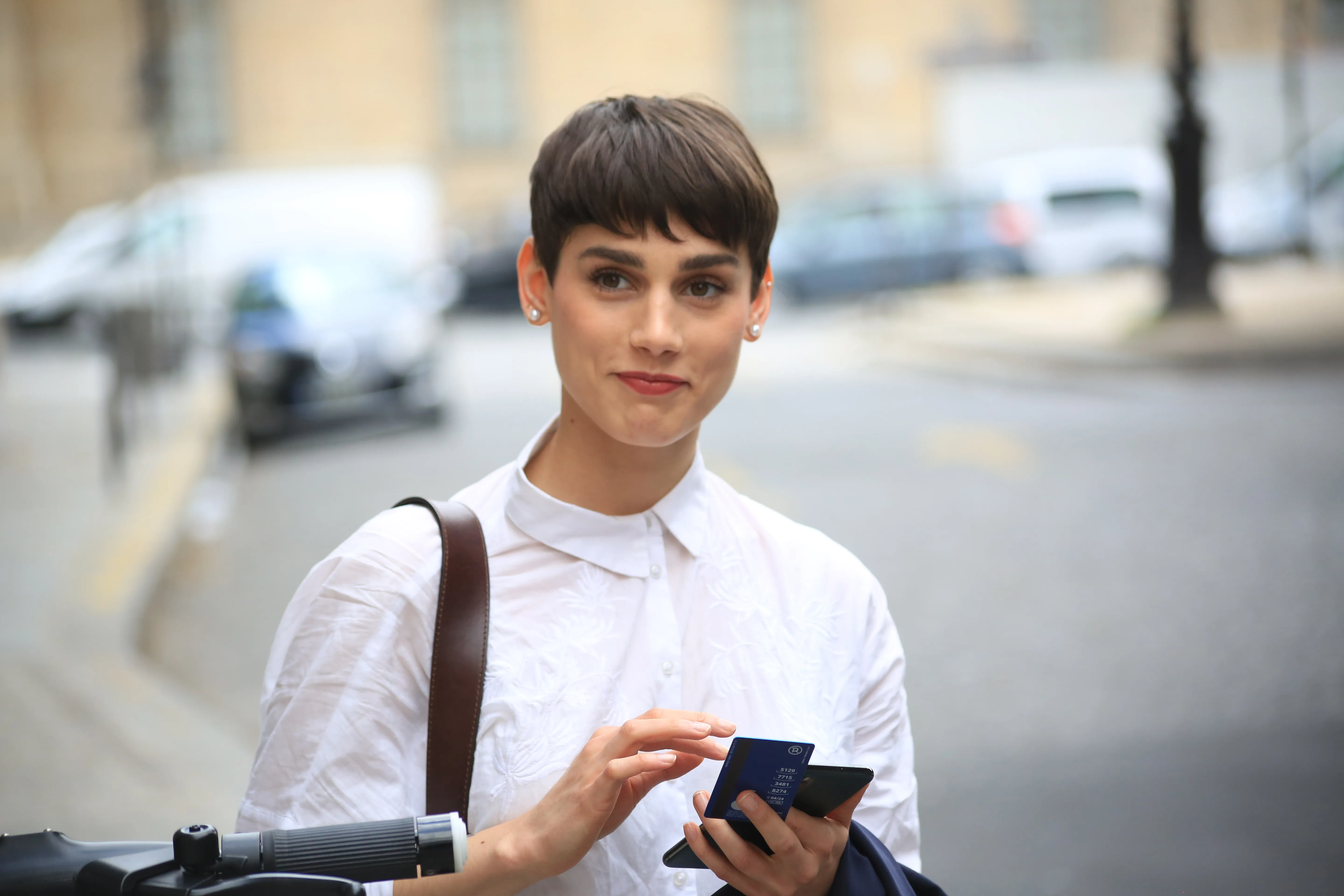 Une utilisatrice qui vient de payer son trajet avec sa carte RoadMate Une utilisatrice qui vient de payer son trajet avec sa carte RoadMate