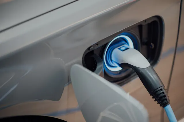 Comparatif complet du Total Cost of Ownership (TCO) entre véhicules électriques et thermiques en 2026. Simulation sur 5 ans pour optimiser votre flott